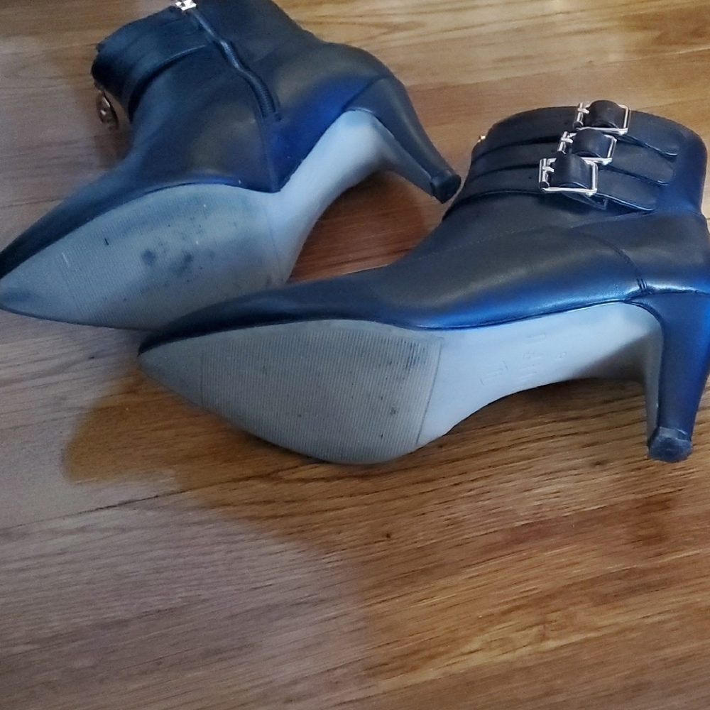 Chic Black Heeled Boots with Buckle Detail - Picture 4 of 9